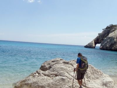 Alleine wandern an Sardiniens Ostkste Berge Strand Meer