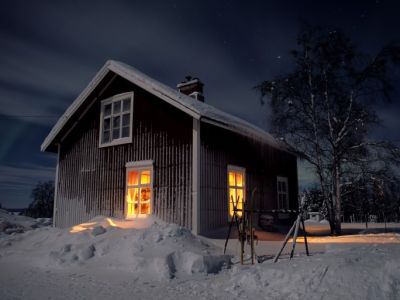 Das Gstehaus in einer Winternacht (Foto: Sandra Peter und Jochen Oetinger)