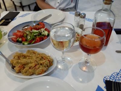 Abendmen im Hotel am Karavostasi Beach