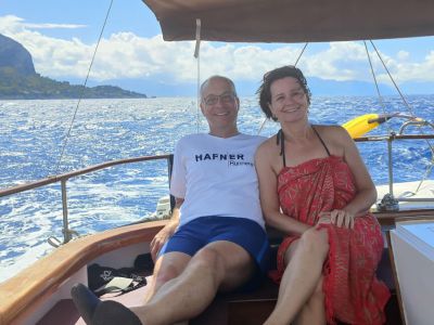 Paar Segel-Urlaub genieen auf eigener Yacht