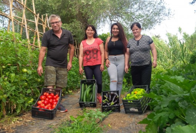 Im Honigtal baut Koch Kostas und seine Familie Gemüse im eigenen Garten an.