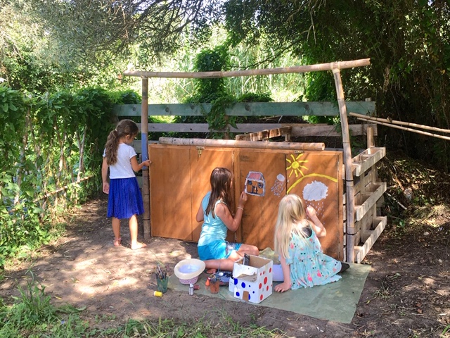 Kinder bemalen den Kompost