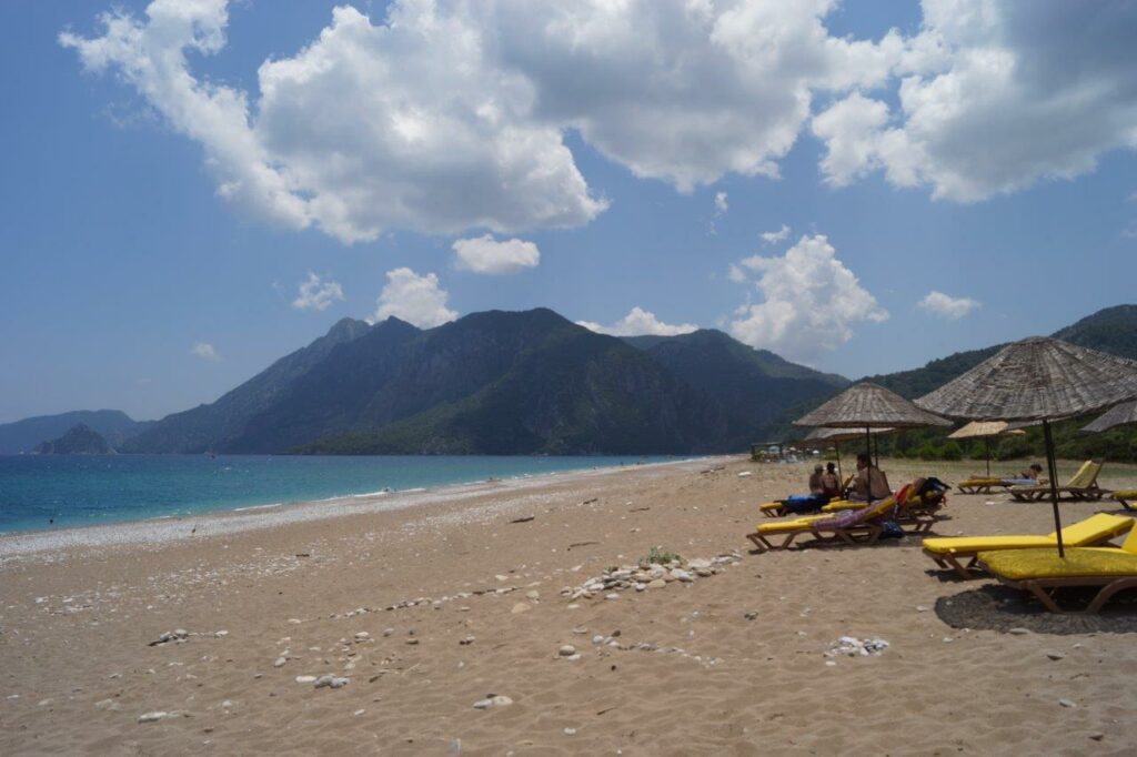 Liegen am Sandstrand mit Berg im Hintergrund