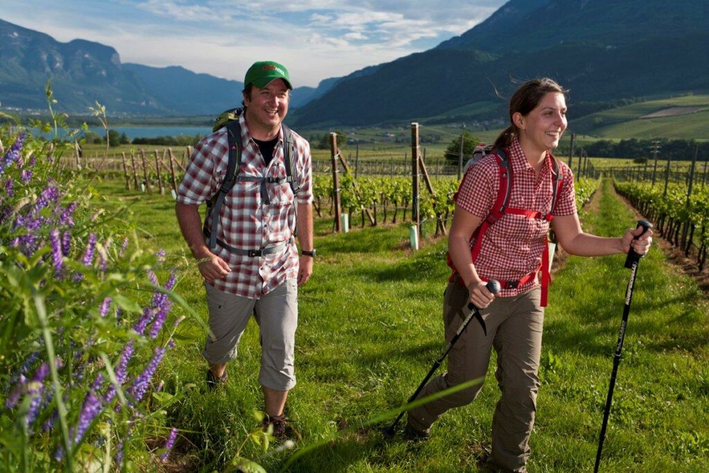 Wanderer vor einemWeinberg im Südtirol