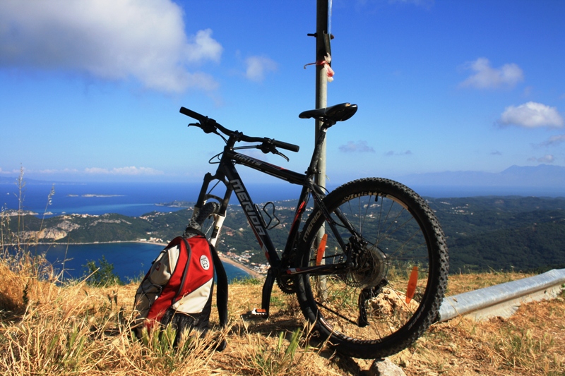 Moutainbike auf Berg in Korfu