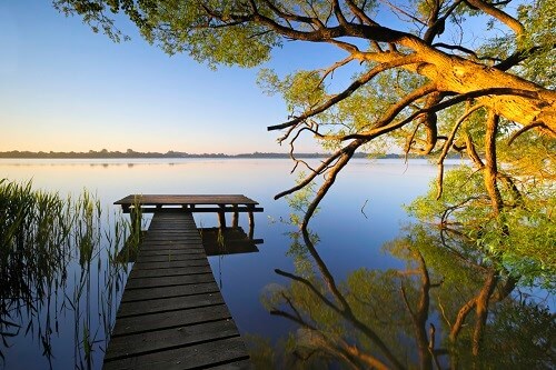 See der Mecklenburger Seenplatte mti Steg im Abendlicht