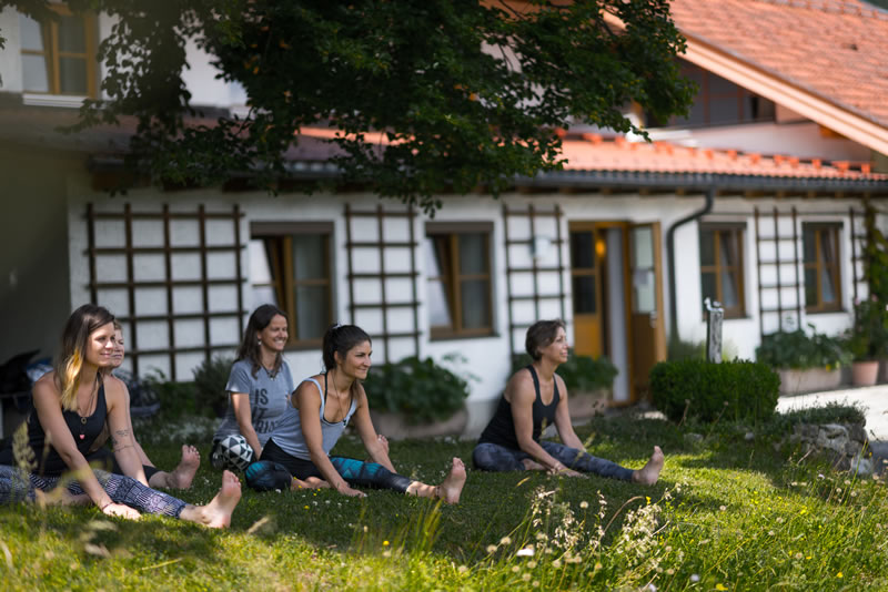 Frauen machen Yoga im Freien