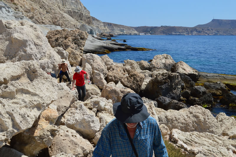 Menschen wandern über Felsen am Meer