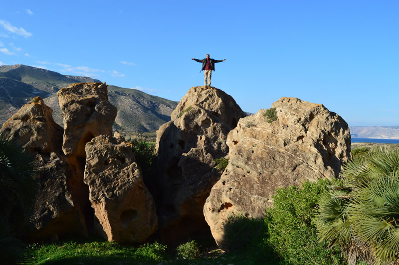 Mann auf Felsen