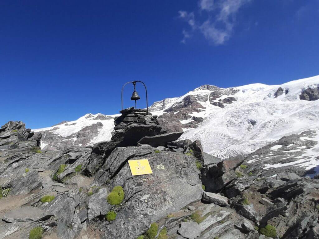 bergwandern aostatal glocke schnee