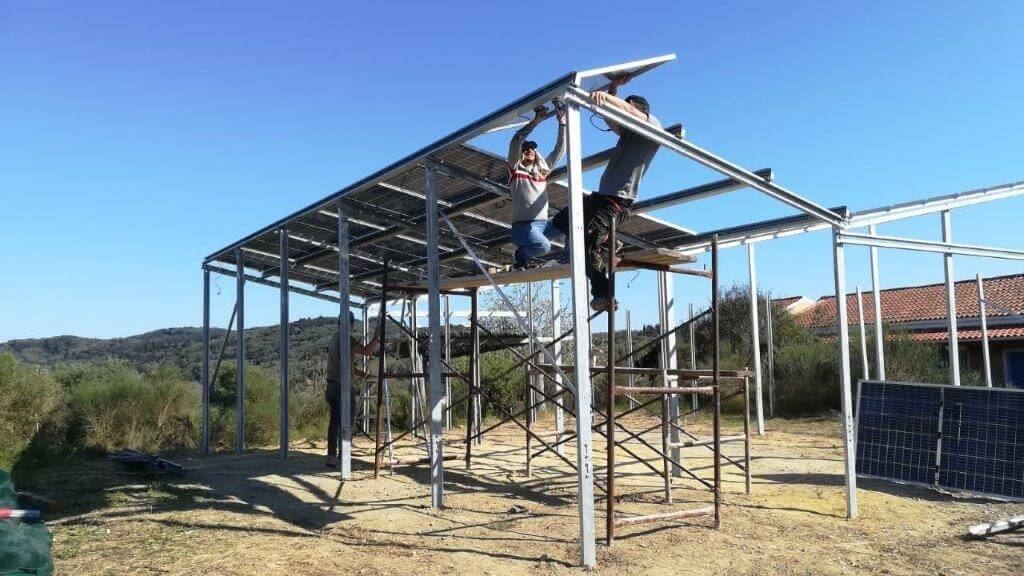 Aufbau Paneele der Photovoltaik-Anlage auf Korfu ,Villa KaliMeera ReNatour