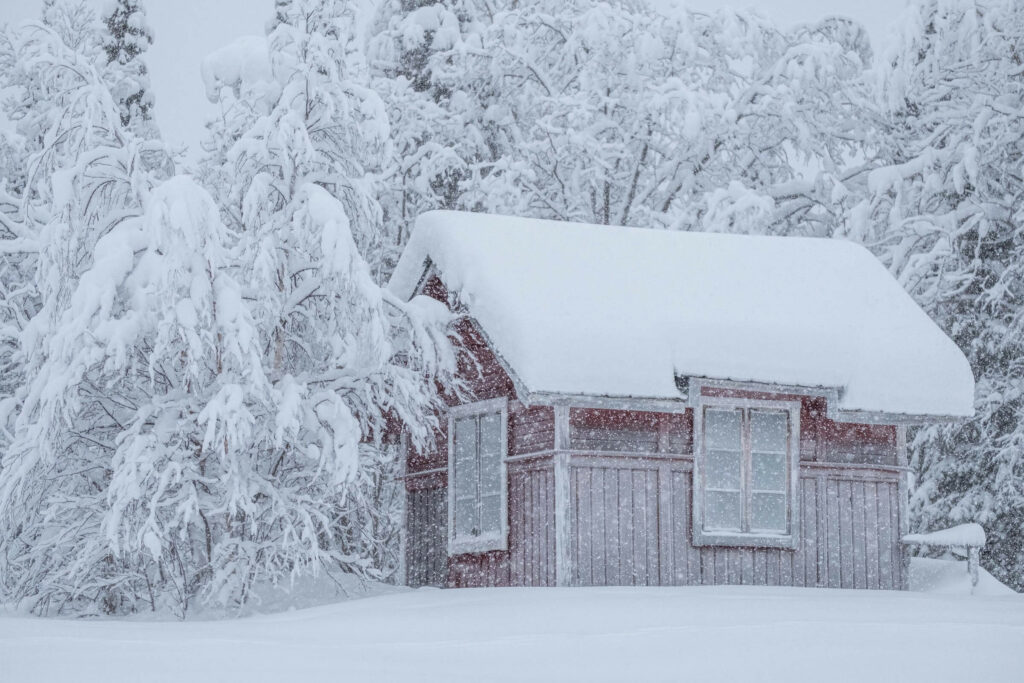 Verschneites Haus in Lappland
