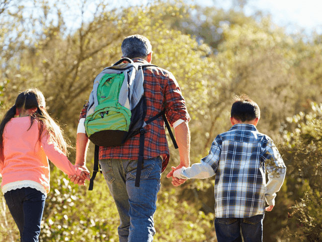 Ein Vater wandert mit seinen Kindern