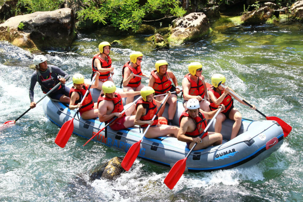 Rafting-Crew auf dem Fluss