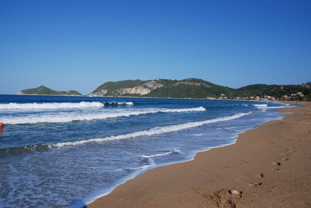 Der Strand Agios Georgios Pagi oder Agios Georgios Pagon auf Korfu