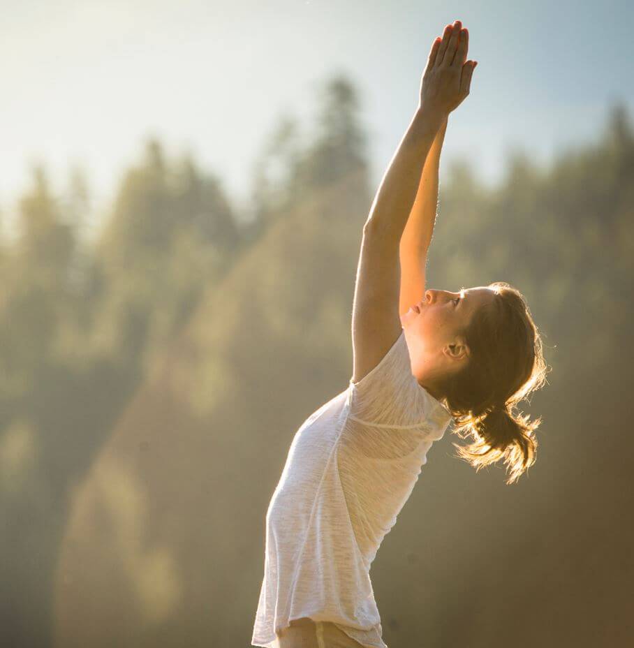 Frau übt Yoga