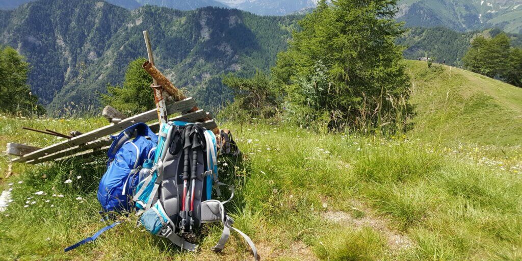 Schönes Bergpanorama und Rucksäcke beim Wandern im Piemont