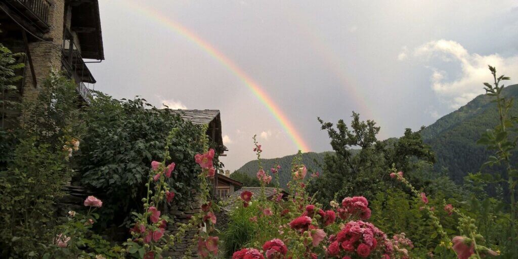 Regenbogen und urige Steinhäuser im Piemont