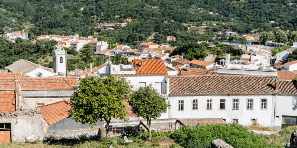 Das Bergdorf Monchique direkt am Hang in der Serra de Monchique 