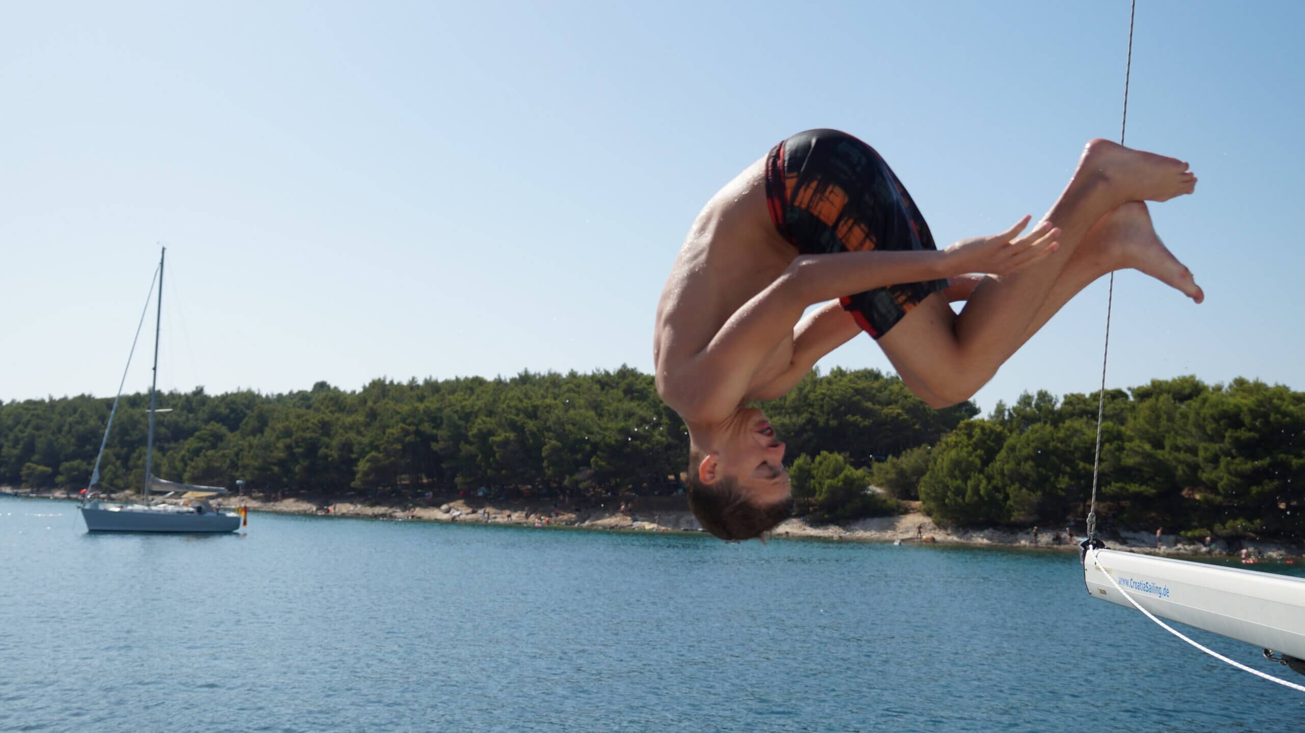 Teenager springt von Segelyacht ins Wasser