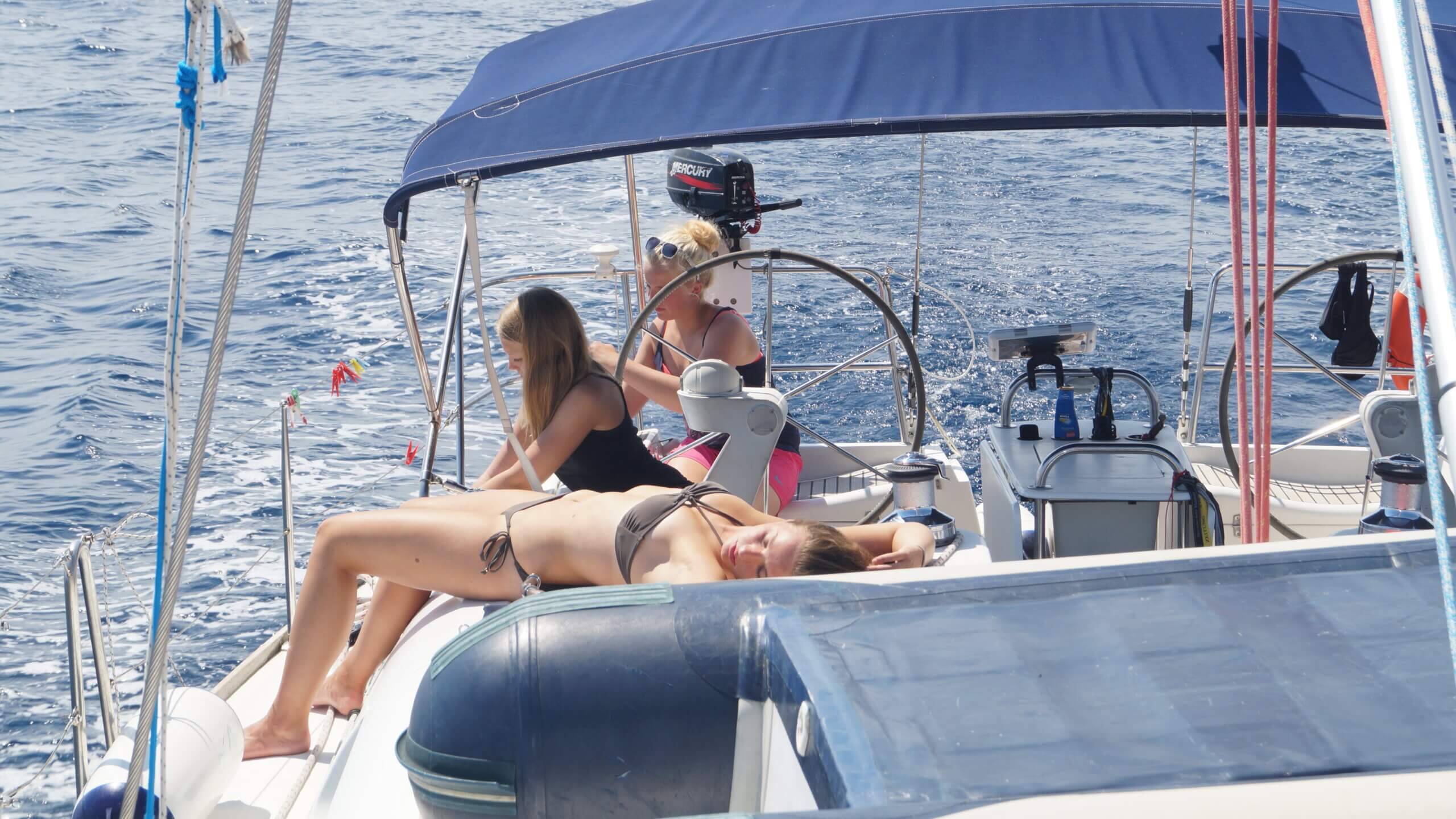 Segler auf Yacht im Meer