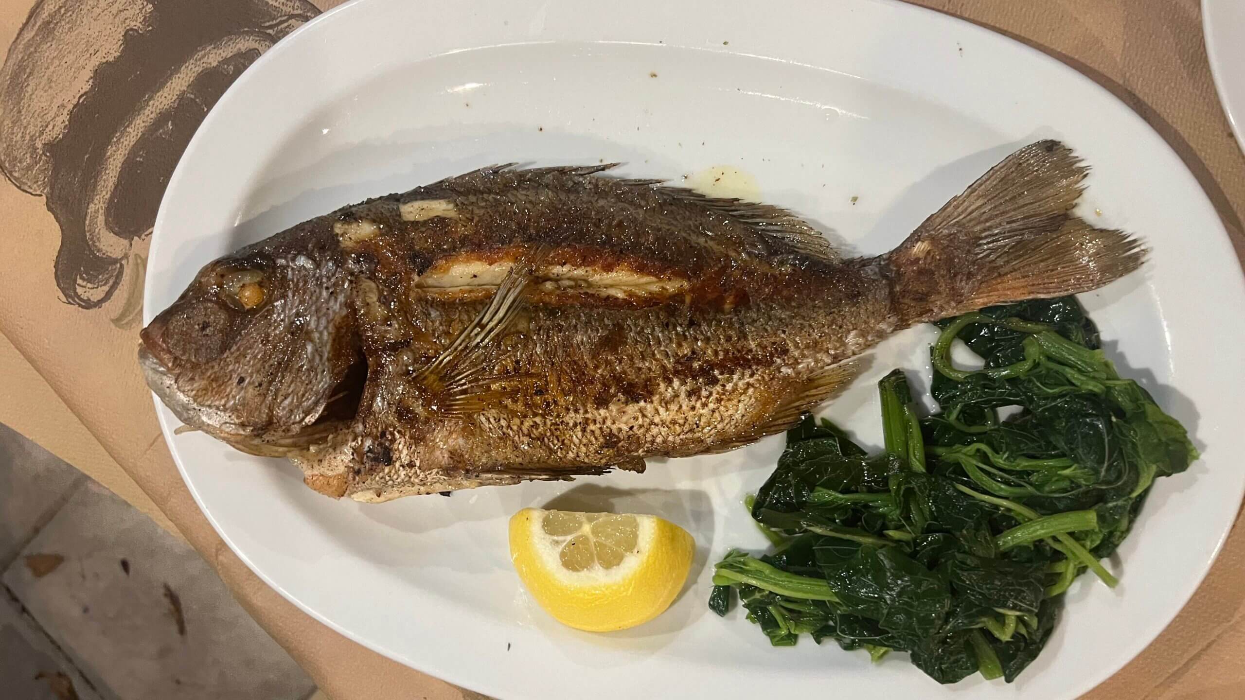 Essen auf einer Segelyacht im Mittelmeer