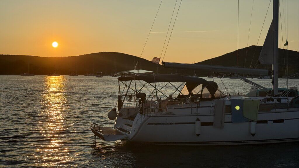 Segelboot vor Sonnenuntergang in Kroatien