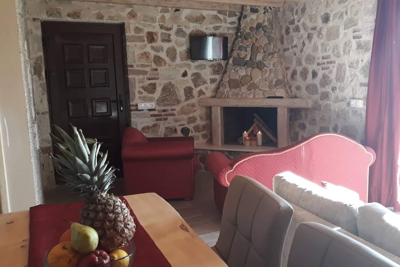 Kamin und Sofa im Ferienhaus Kostas