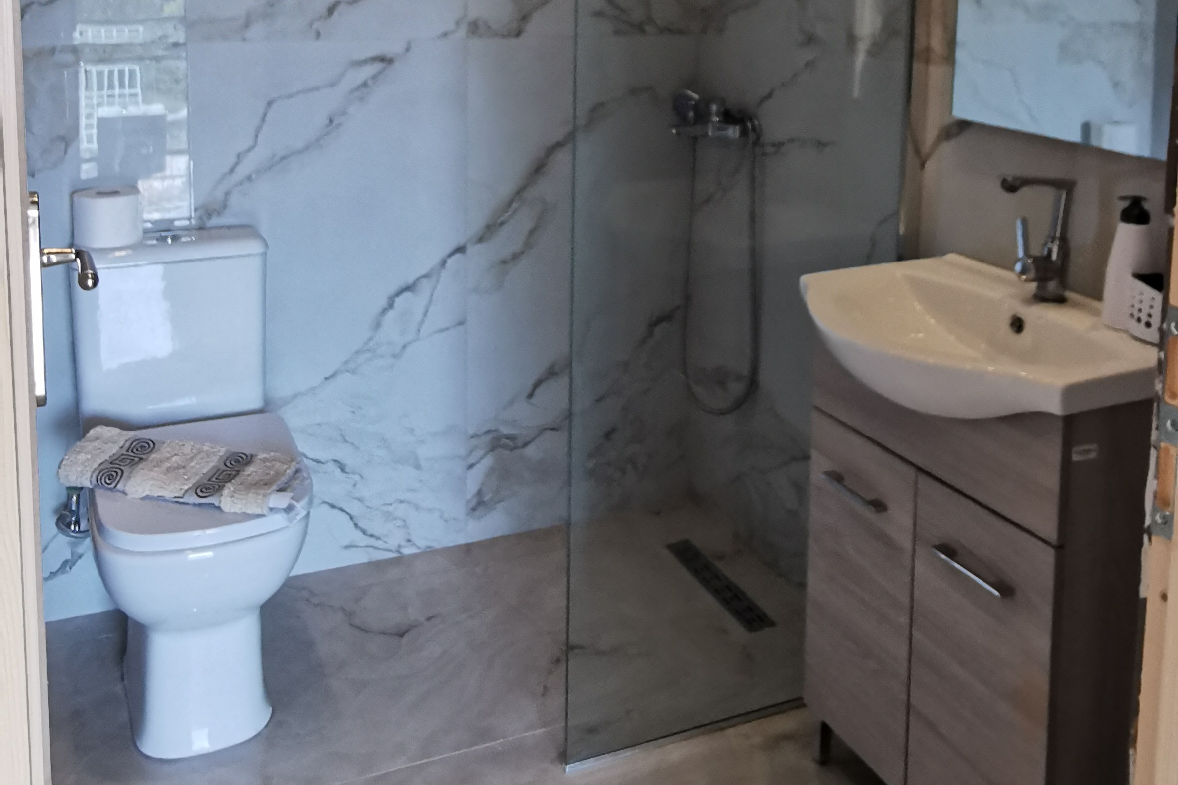 Badezimmer mit Dusche im Ferienhaus Olive