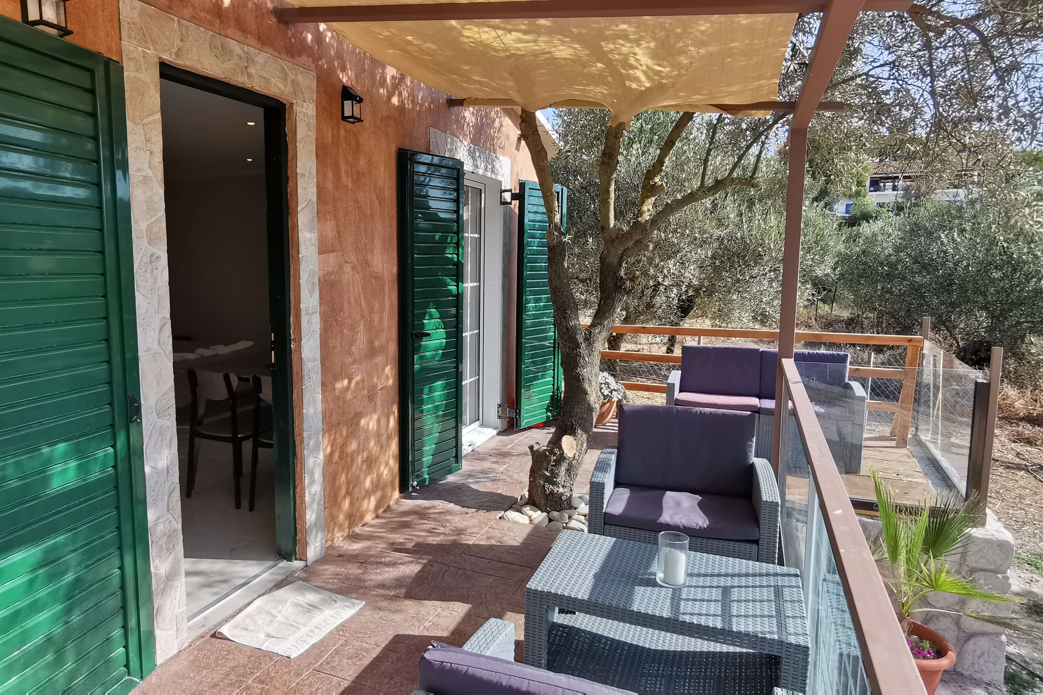 Balkon mit Sitzgelegenheiten im Ferienhaus Olive