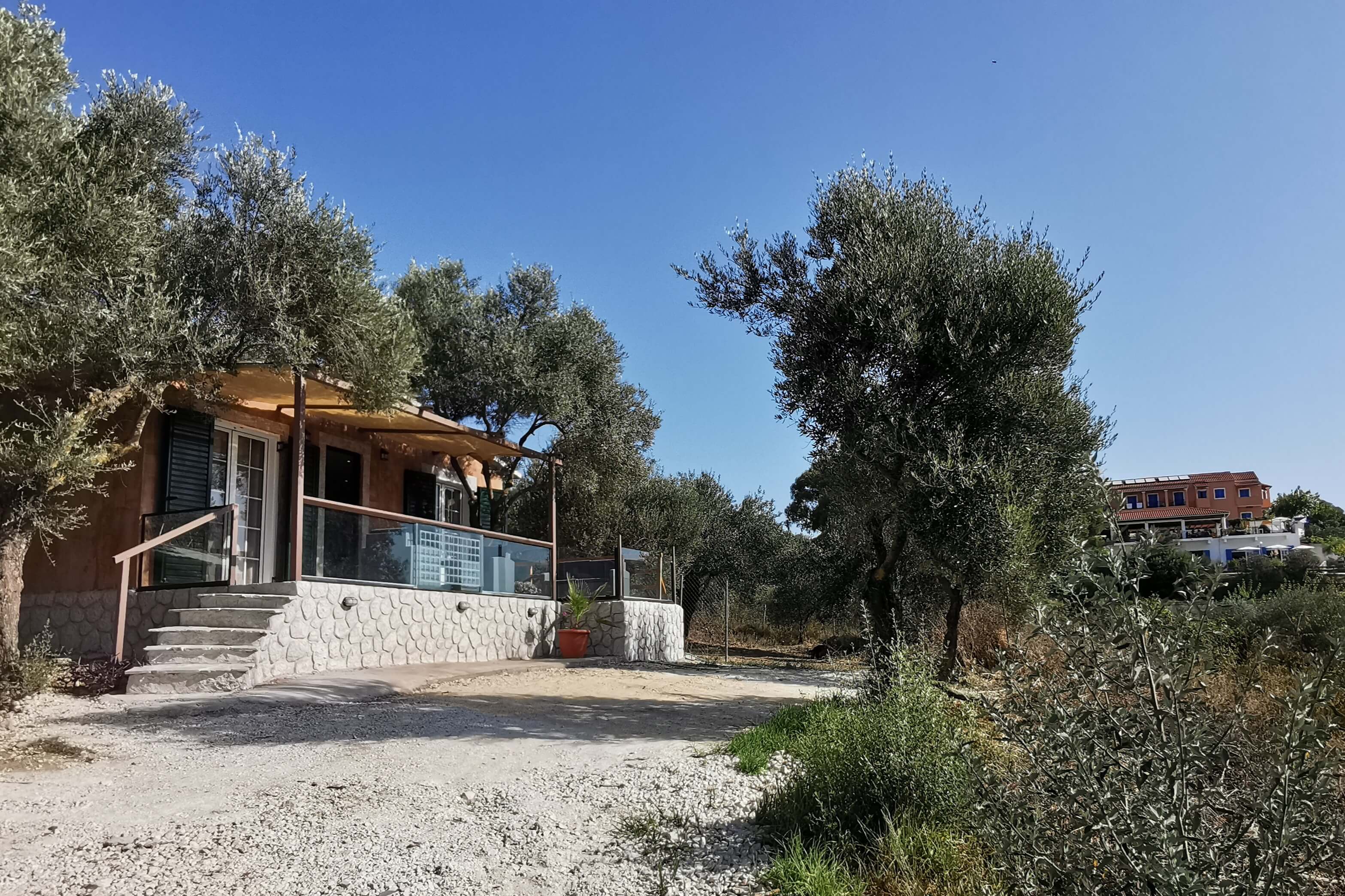 Ferienhaus Olive und das Haupthaus im Hintergrund