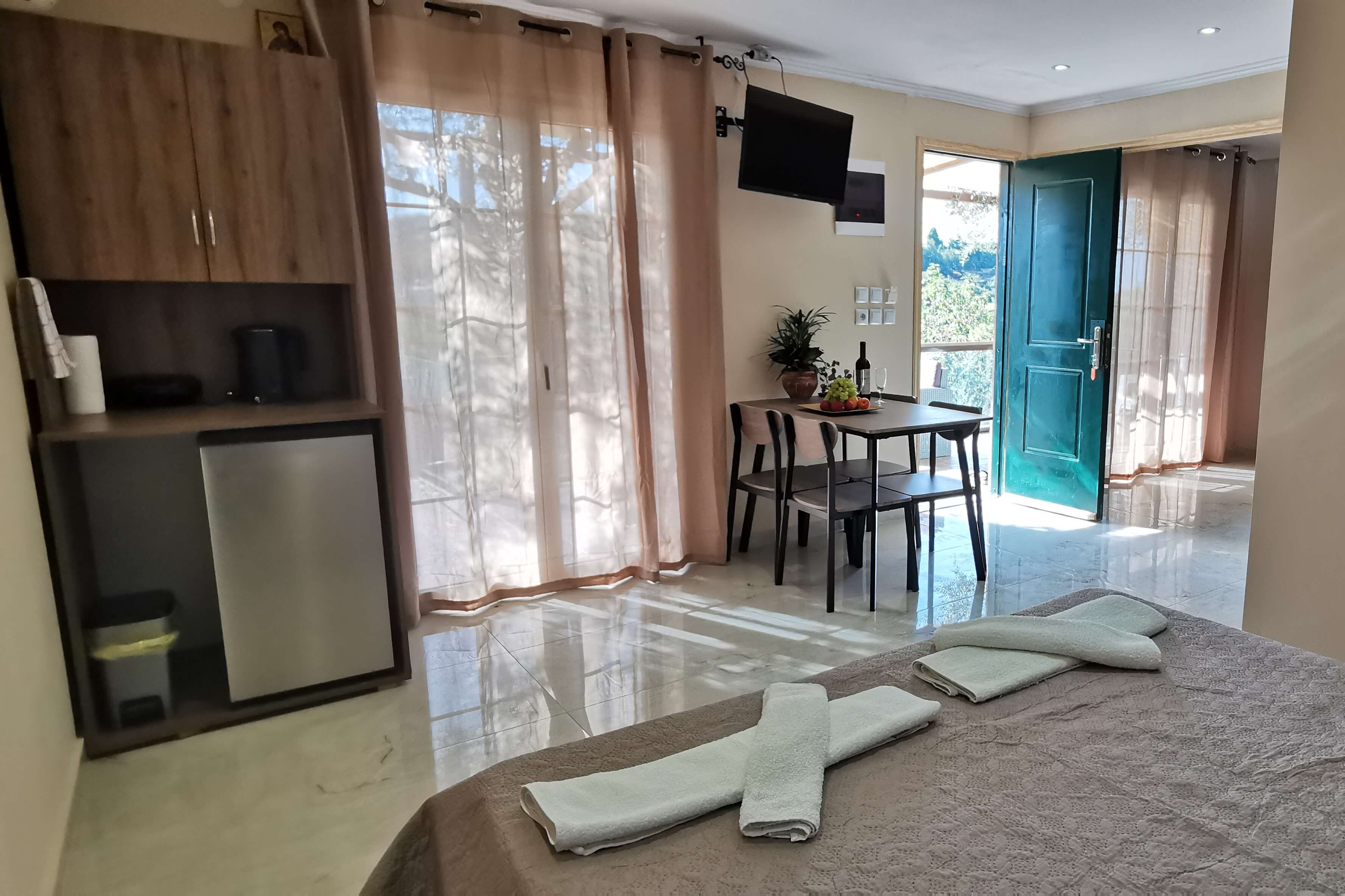 Khlschrank, Wasserkocher, Esstisch und Fernseher