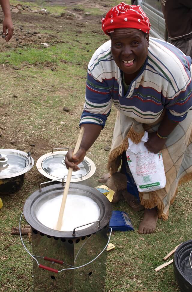 Brennholzkocher in Lesotho (Quelle: atmosfair.de)