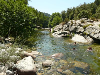 Ein erfrischendes Bad im Fluss Liamone