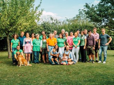 Kinderhotel in Tirol Urlaub in Tirol Team Garten Hund