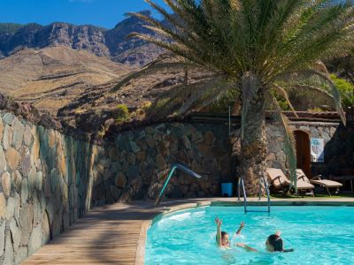 Pool mit Kindern im Öko-Hotel auf Gran Canaria