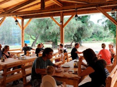 Familienreise nach Korfu: Essen im Pavillon