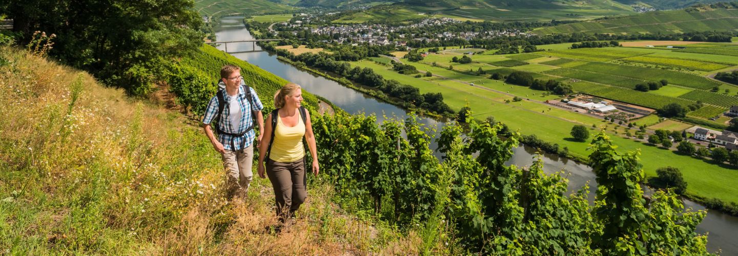 Wanderurlaub Deutschland Paar an der Mosel