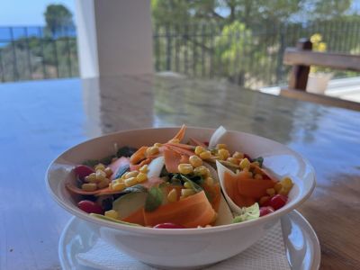 villa kalimeera korfu frisches essen salat genieen