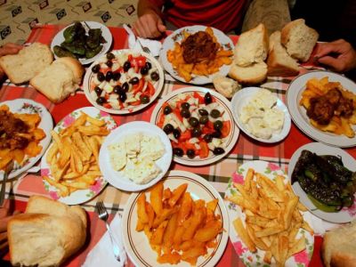 Wandern in Albanien - gedeckter Tisch