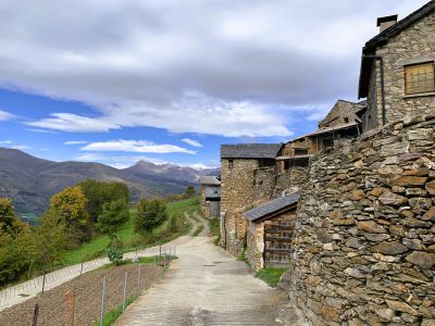 wandern mit gepcktransport bergdorf tornafort