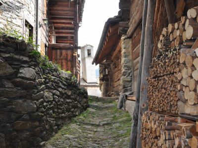wandern durch walserdorf im valsesia