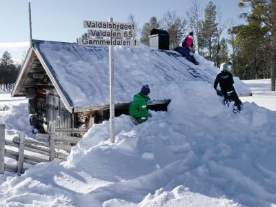 Eingeschneites Haus Winterurlaub Schweden Familienreise
