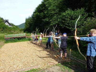 natur urlaub mit kindern eifel see bogenschiessen