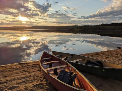 kanus am seeufer schweden