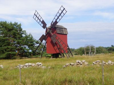Auf Öland gibt es viele alte Windmühlen.