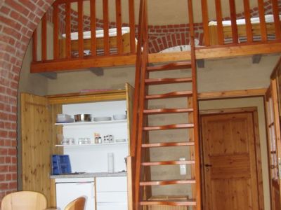 Schlafgalerie in einer Kuppel-Maisonette fr Familien im Lehmhaus in Glcksburg