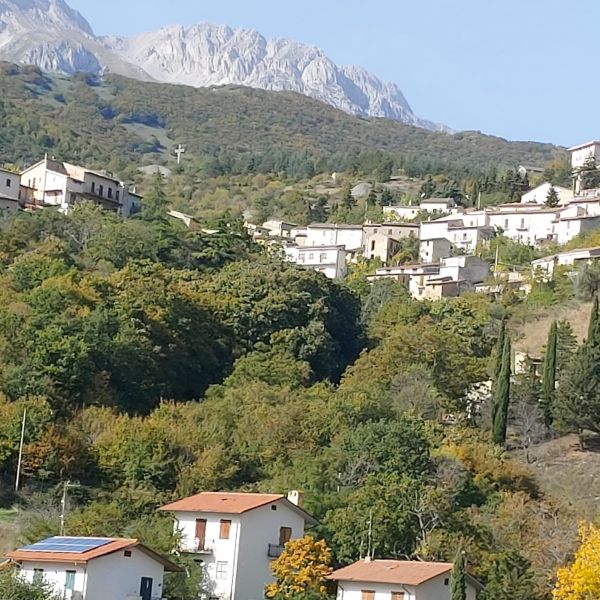 Eselwandern in den Abruzzen: Trekking-Abenteuer in Italien