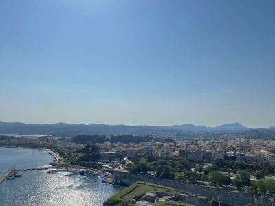 Blick über das Meer vor Korfu-Stadt bei Sonnensschein