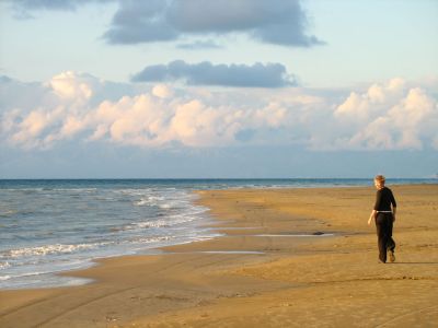 Meditativ am Strand auf Korfu.
